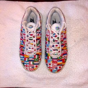 Nike Air Max plus “International Flag”